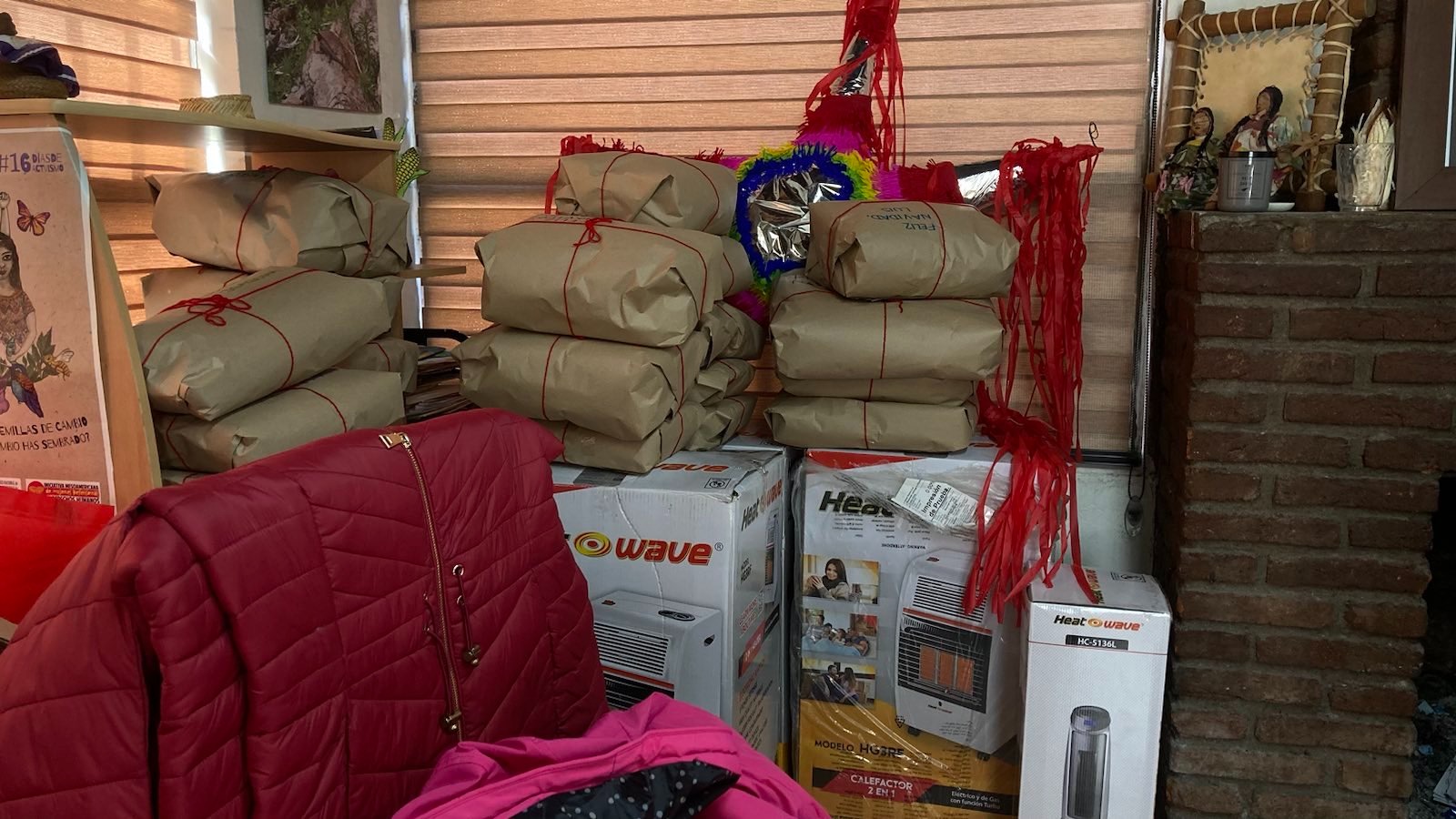 Familias en situación de desplazamiento forzado interno reciben calentones y chamarras para este invierno